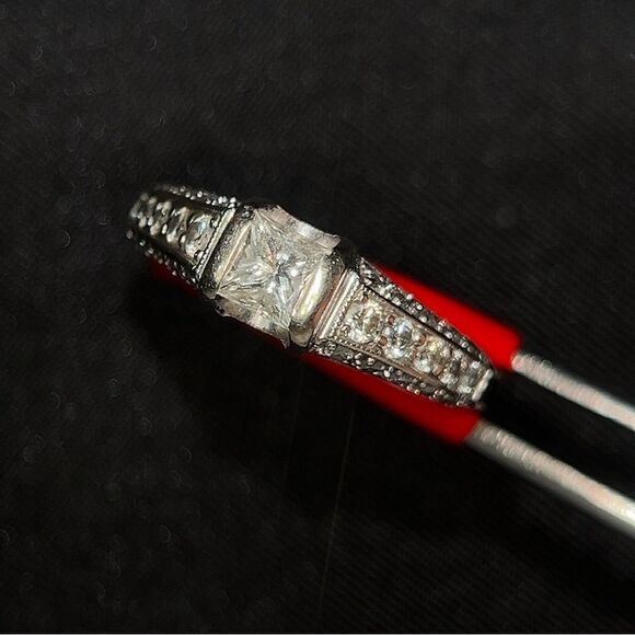 Stunning 14k Gold 1 Carat Diamond Ring - Picture 4 of 11